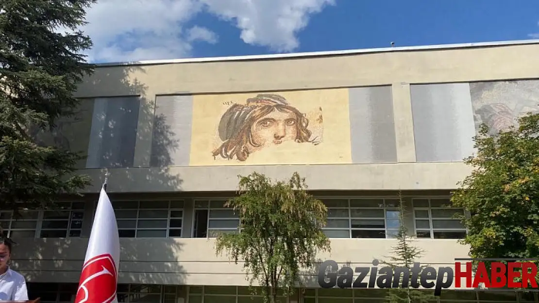 Çingene kızı mozaiği, Hacettepe Üniversitesi duvarında yerini aldı