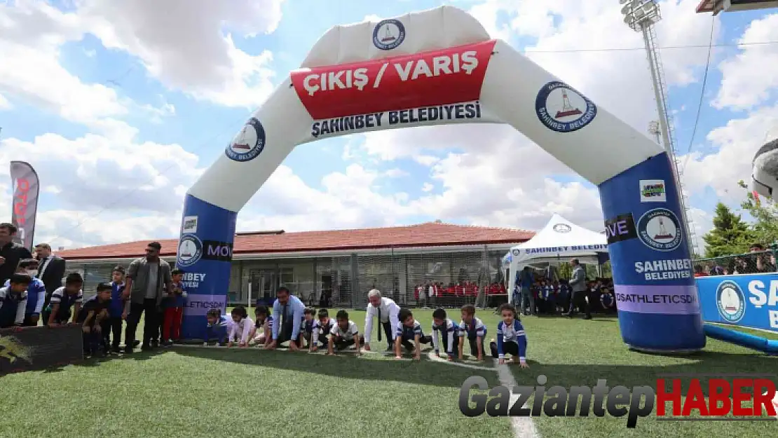 Çocuklar, atletizm şenliğinde doyasıya eğlendi