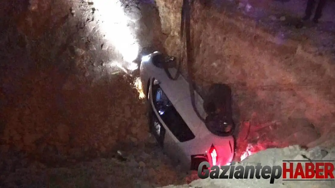 Çukura düşen otomobildeki 3 kişi yaralandı