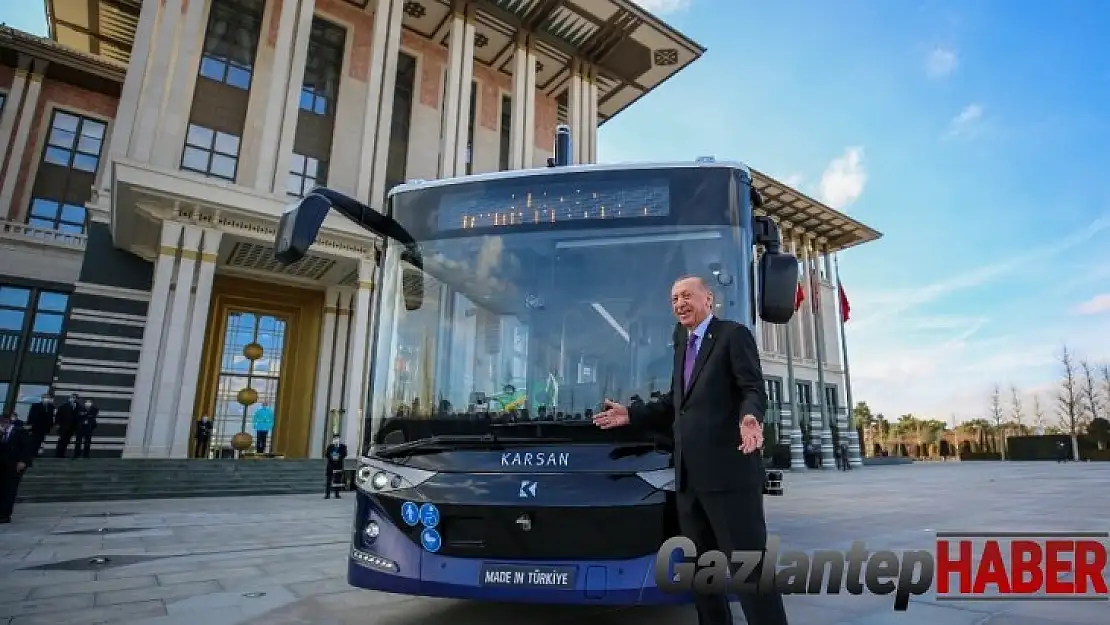 Cumhurbaşkanı Erdoğan, sürücüsüz elektrikli otobüsün ilk yolcusu oldu