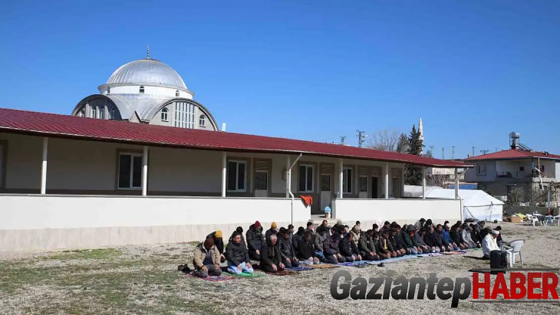 Deprem bölgesinde camiler hasarlı olunca cuma namazı dışarıda kılındı