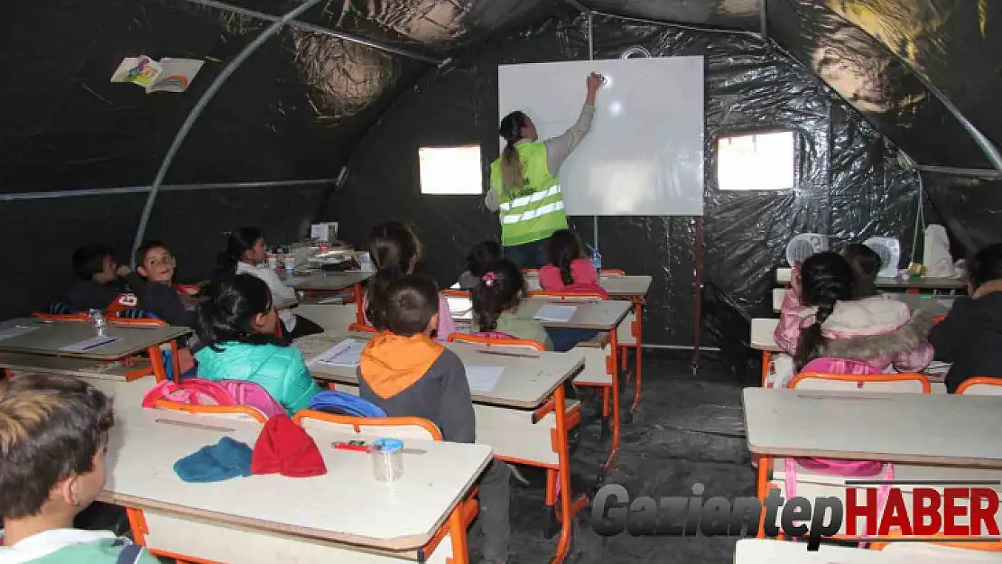 Deprem bölgesinde eğitim çadırda başladı