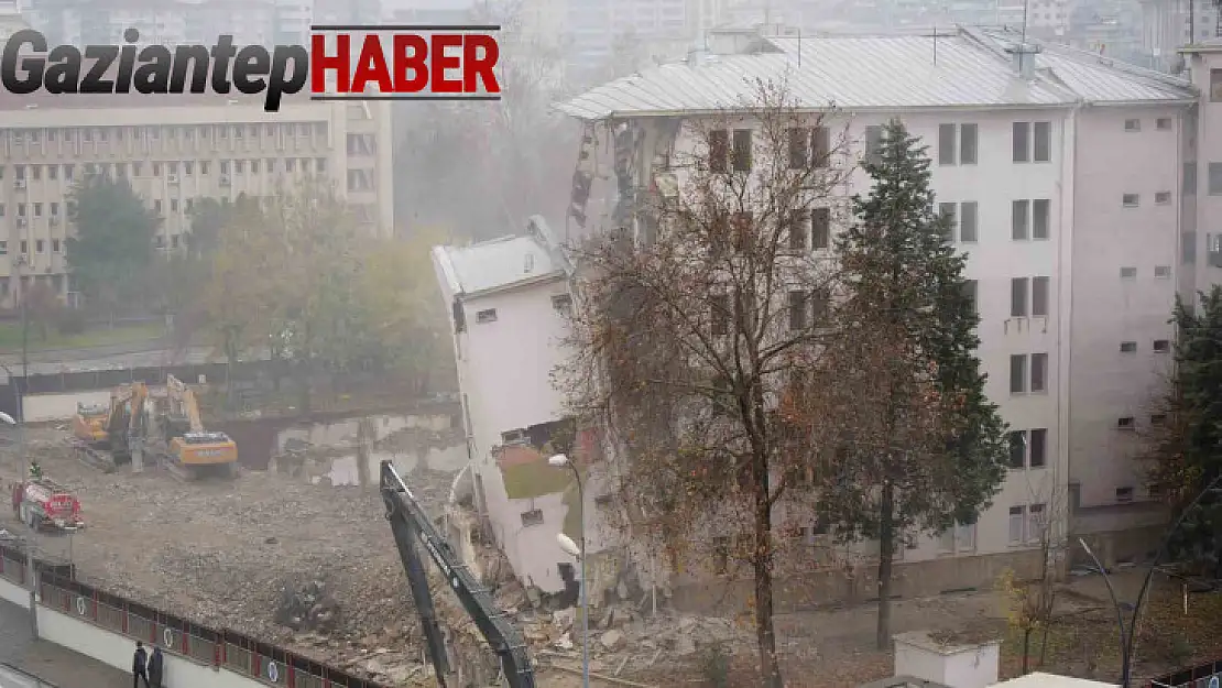 Depremde ağır hasar alan Gaziantep Emniyet Müdürlüğü Binası yıkım işlemleri sürüyor