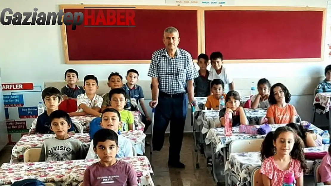 Depremde eşini ve çocuğunu kaybeden, 18 saat enkaz altında kaldığı için bacağını da kaybeden öğretmen Kadir Özer her şeye rağmen bugün ders başı yaptı