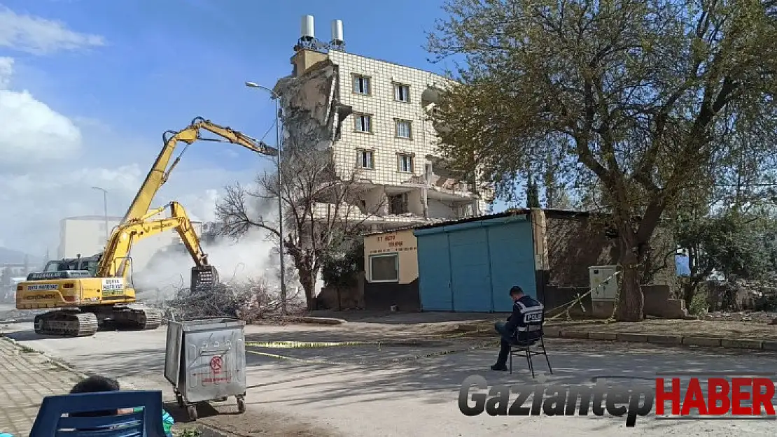 Depremde hasar gören binaların yıkımı devam ediyor