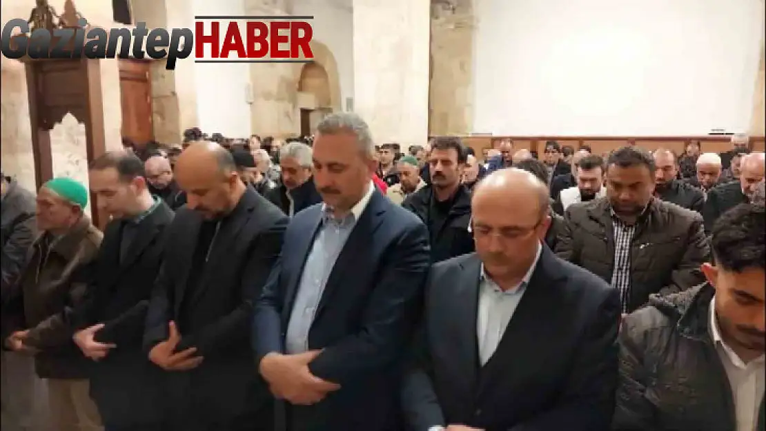 Depremden sonra restore edilen tarihi cami ilk teravihle ibadete açıldı