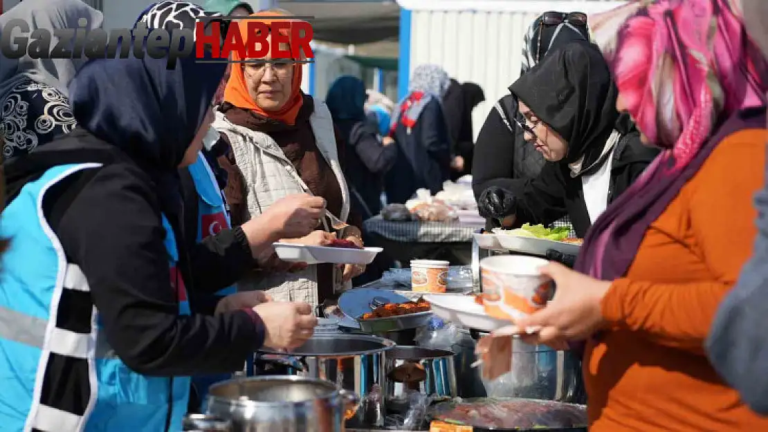 Depremzede kadınlar el işi ürünlerini satarak Filistin'e destek kampanyasına katıldı