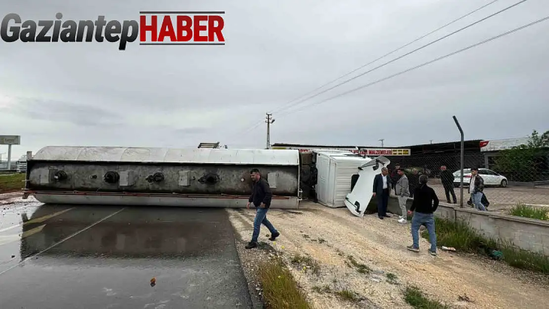 Devrilen tanker yolu trafiğe kapattı