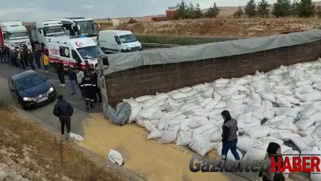 Devrilen tır otoyolu kapattı, kilometrelerce araç kuyruğu oluştu