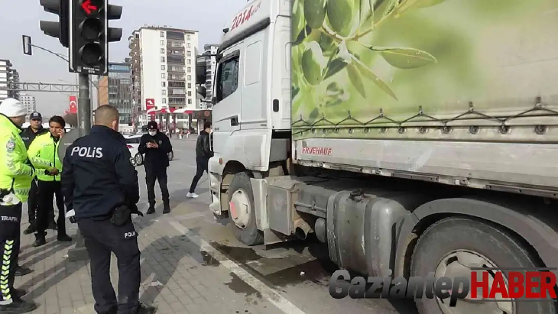 Dilenirken tırın altında kalan yaşlı kadın öldü