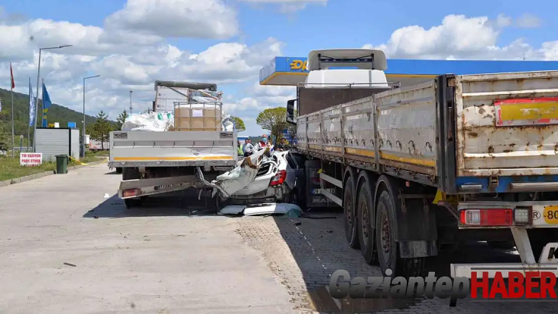 Dinlenme tesisine girerken park halindeki tırlara çarptı: 3 ölü, 1 yaralı