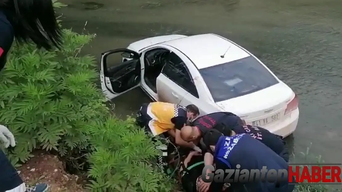 Direksiyon hakimiyetini kaybedince dereye uçtu: 1 yaralı