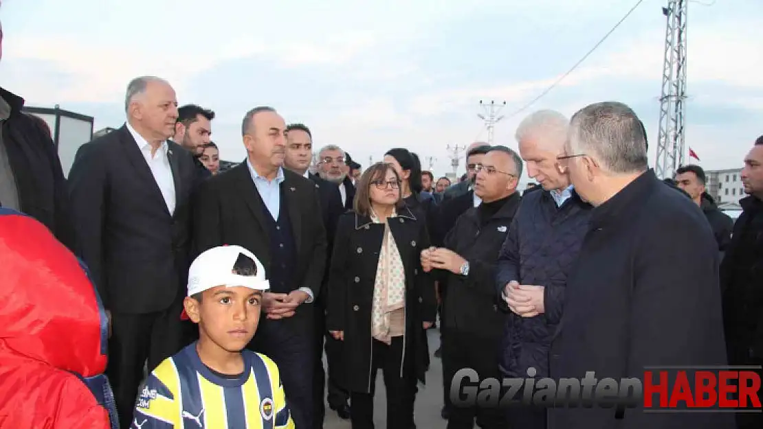 Dışişleri Bakanı Çavuşoğlu iftarını depremzedelerle yaptı