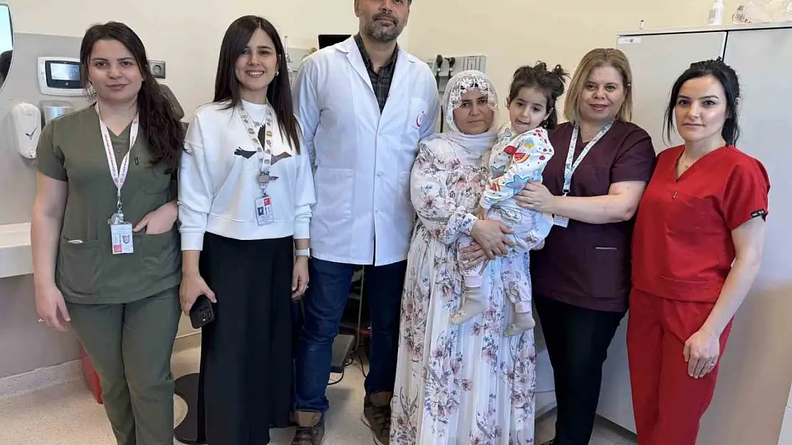 Doğuştan işitme kaybı olan minik Yüsra, beyin sapı implantı ilk kez duydu