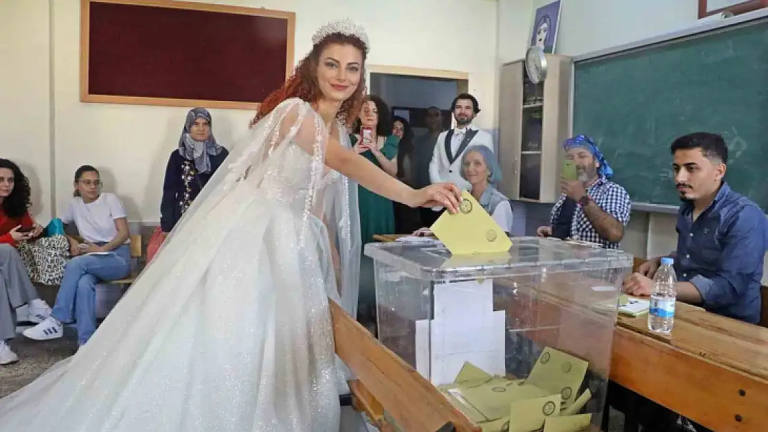 Düğünleri seçimle çakışınca gelinlik ve damatlıkla oy kullanmaya geldiler