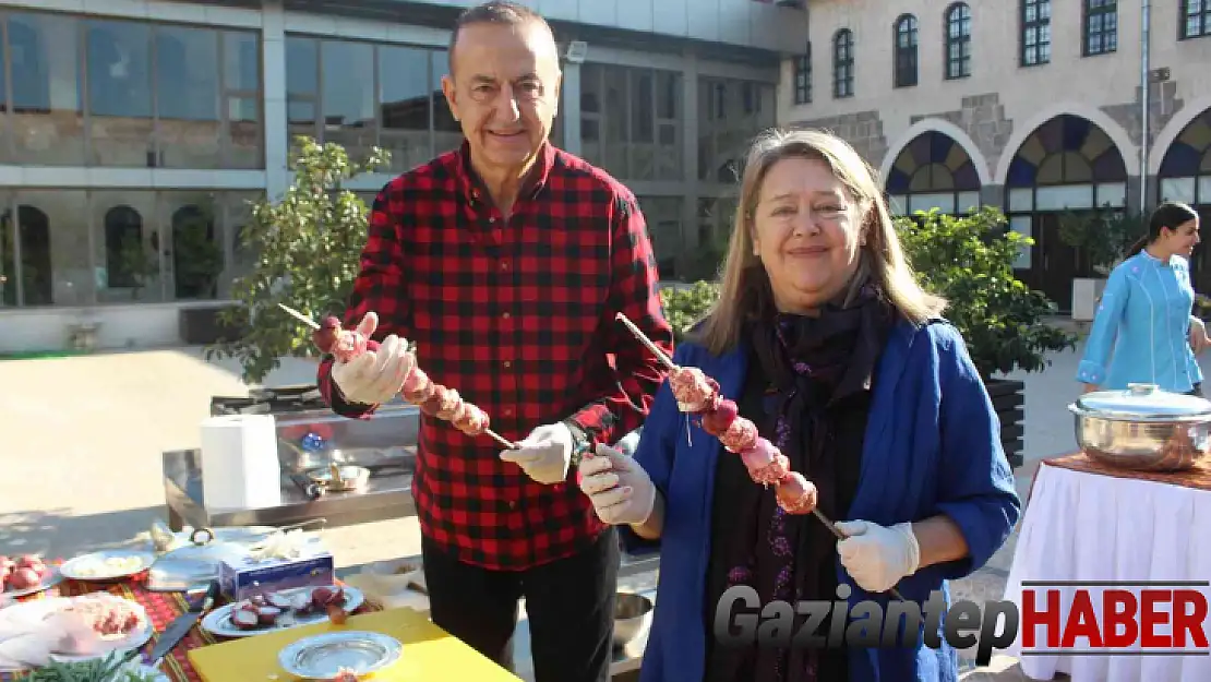 Dünyaca ünlü Amerikalı gurme, Gaziantep yemeklerini hem yaptı hem yedi