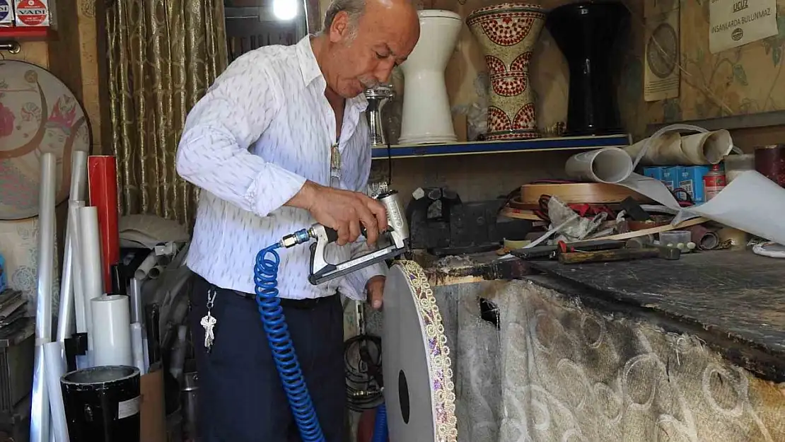 El emeğiyle yaptığı müzik aletlerini 50 yıldır müzik tutkunlarına ulaştırıyor