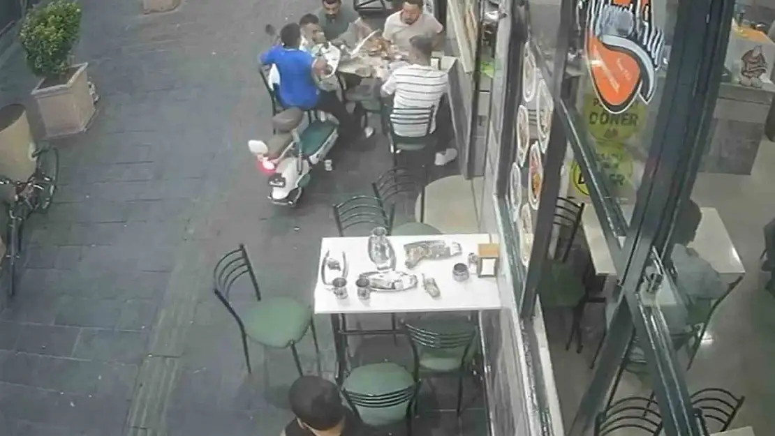 Elektrikli bisiklet yemek yiyenlerin arasına daldı