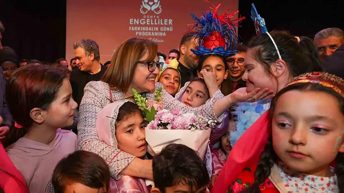 Engelsiz Yaşam Merkezi'nde tedavi gören öğrenciler sahne şovlarıyla beğeni topladı