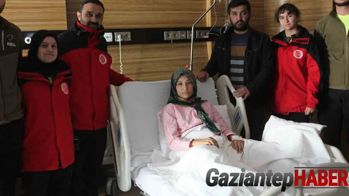 Enkaz altından 13'üncü saatte çıkarılan Hatice ile kurtarma ekibinin duygusal buluşması