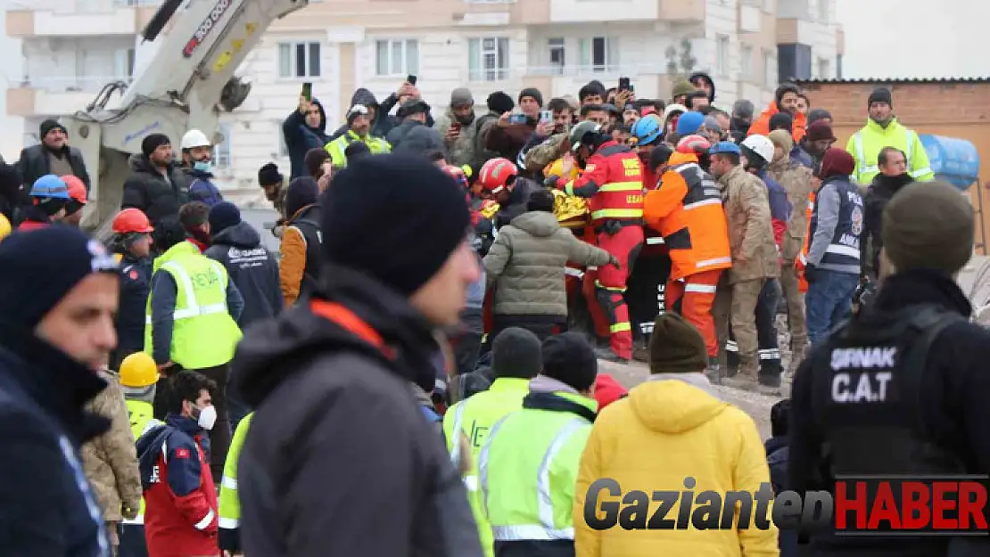Enkazdan 106 saat sonra sağ çıkarılan Elif ilk isteği olan çantaya kavuştu