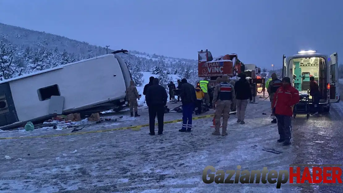 Erzincan'da yolcu otobüsü şarampole devrildi: 2 ölü, 21 yaralı