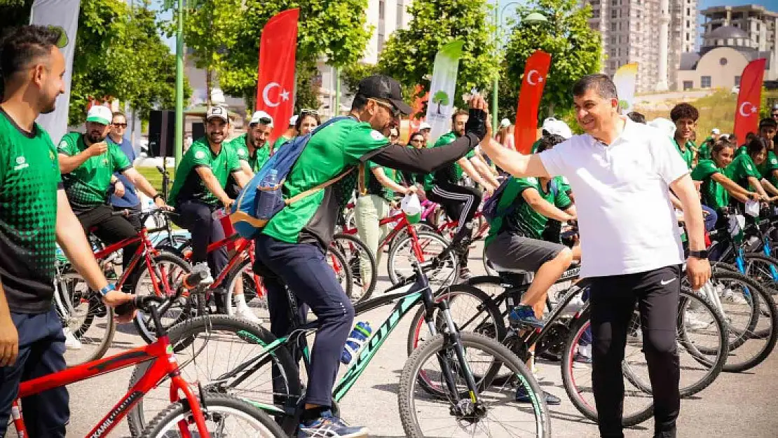 Fadıloğlu, gençlerle birlikte pedal çevirdi