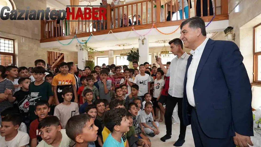 Fadıloğlu, öğrencilere çeşitli armağanlar verdi