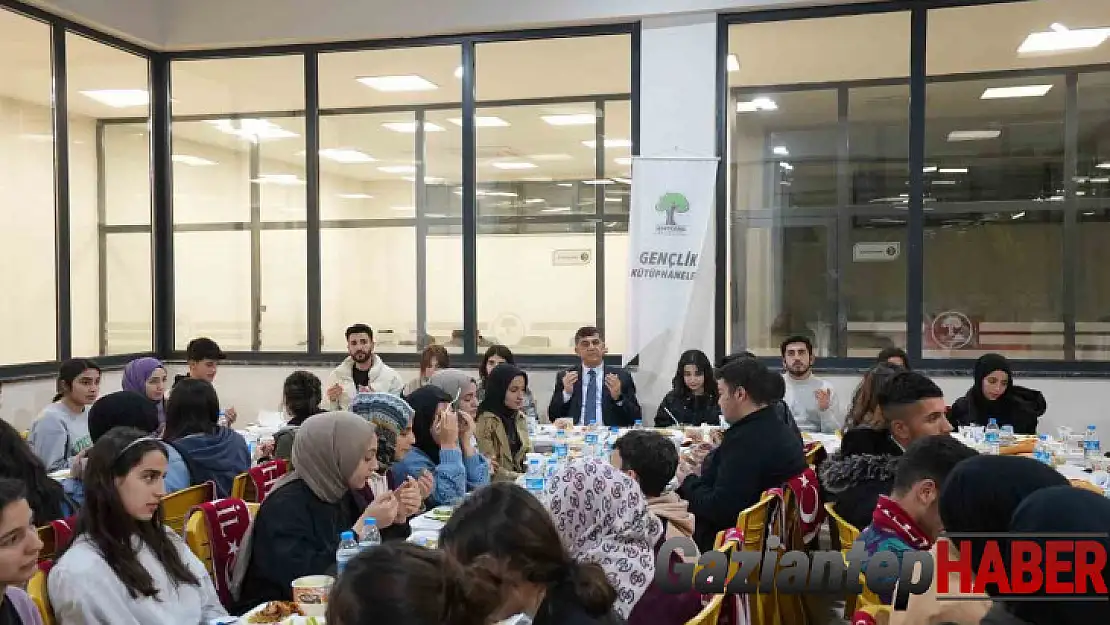 Fadıloğlu, öğrencilerle iftar açtı