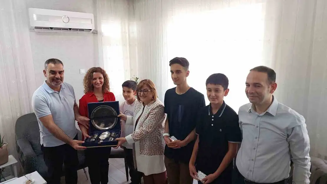 Fatma Şahin'den Türkiye birincisi ağabey-kardeşe tebrik ziyareti