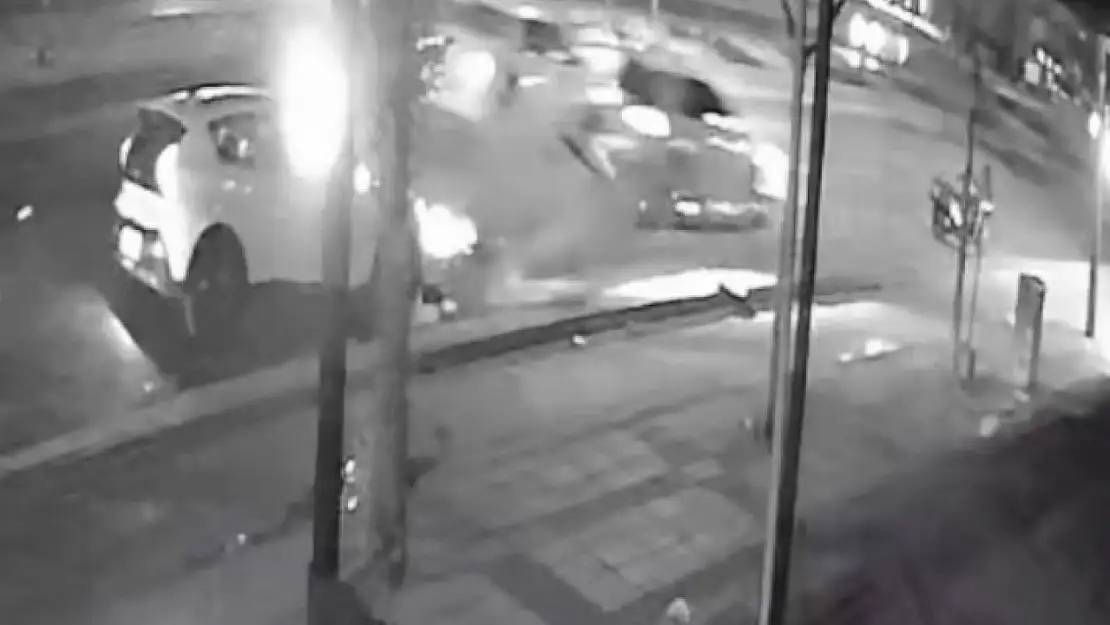 Feci kaza kamerada... Hızla gelen araç, otomobil ve motosiklete çarptı: 1'i ağır 2 yaralı