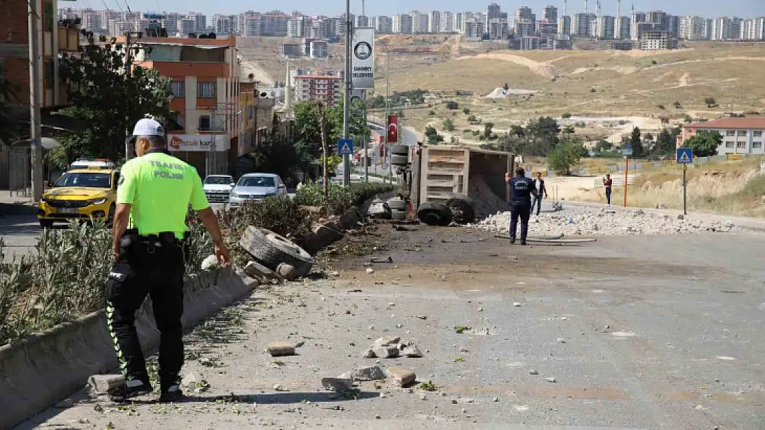 Freni patlayan moloz yüklü kamyon, önce durağı, ardından elektrik direklerini ve ağaçları yıktı