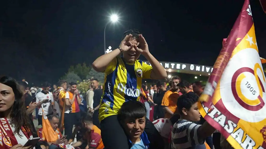 Galatasaray'ın şampiyonluğu Gaziantep'te davul, zurna ve halayla kutlandı