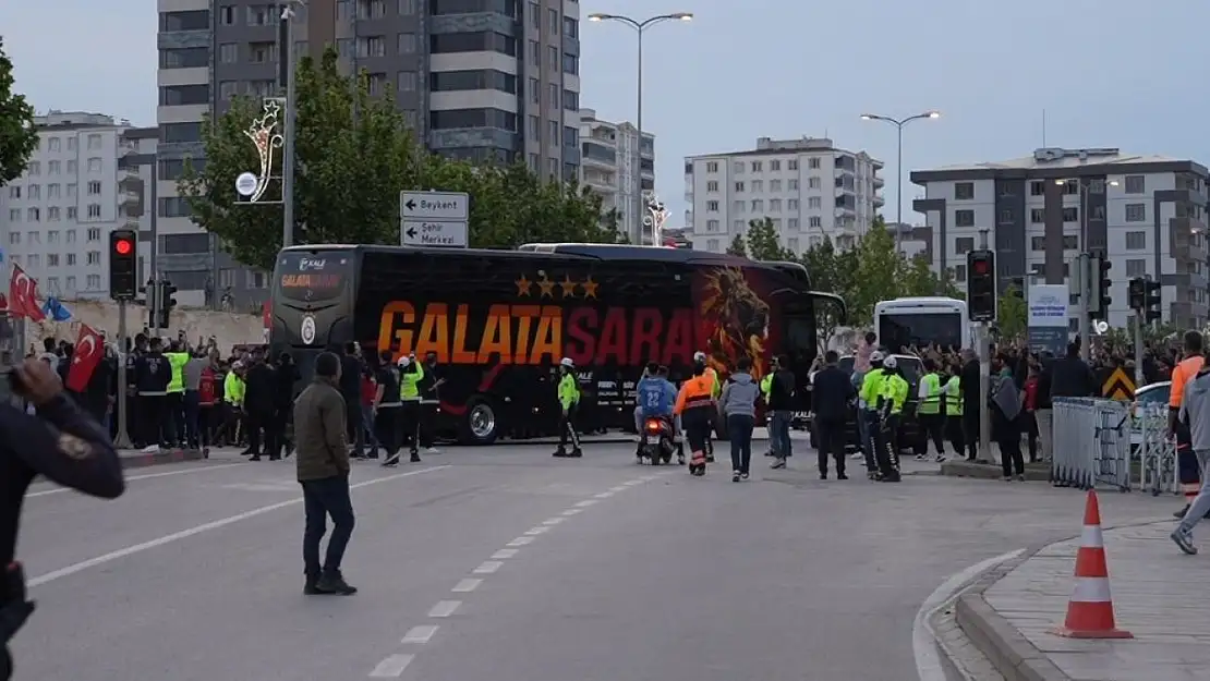 Galatasaray ve Trabzonspor kafileleri Gaziantep Stadyumu'nda