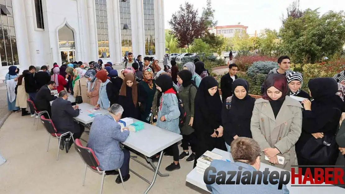 GAÜN'de kitap imza şöleni