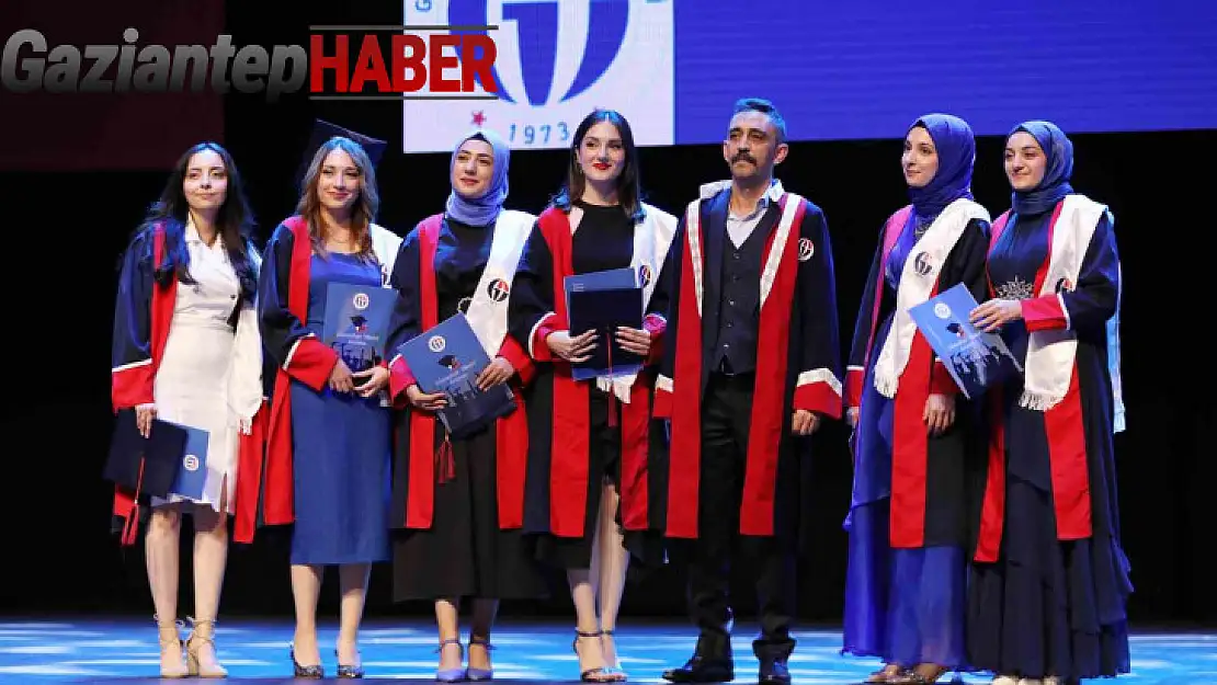 GAÜN Nizip Eğitim Fakültesi öğrencilerinin diploma sevinci