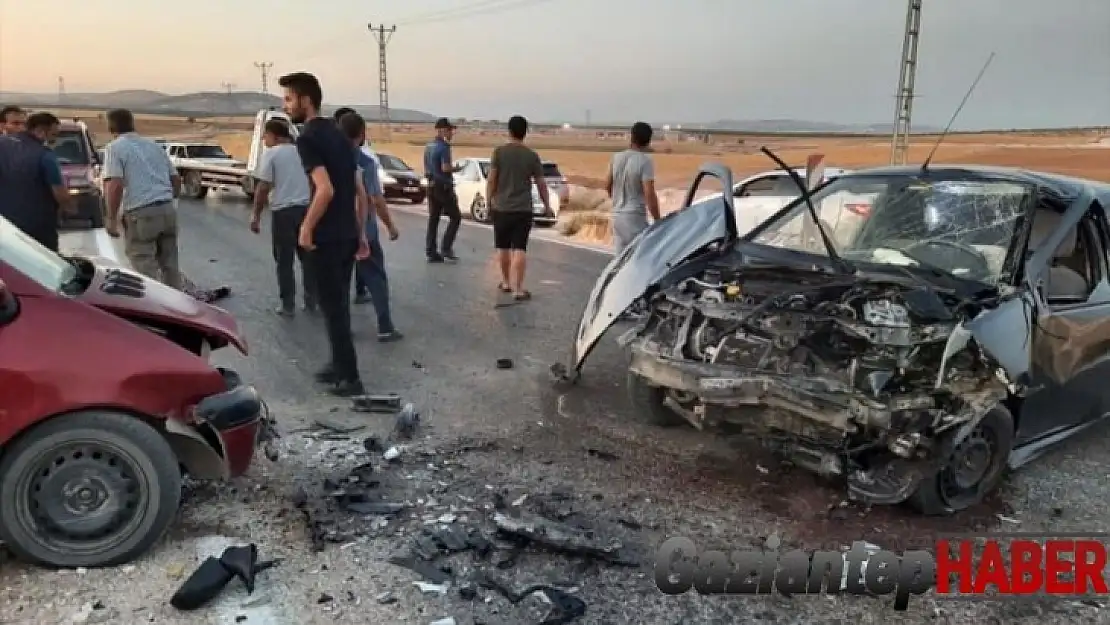 Gaziantep'te 2 araç kafa kafaya çarpıştı: 3 yaralı