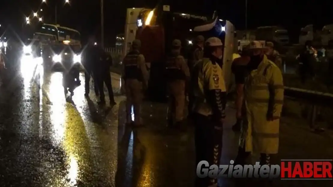 Gaziantep-Adana otoyolunda yolcu otobüsü devrildi: 13 yaralı