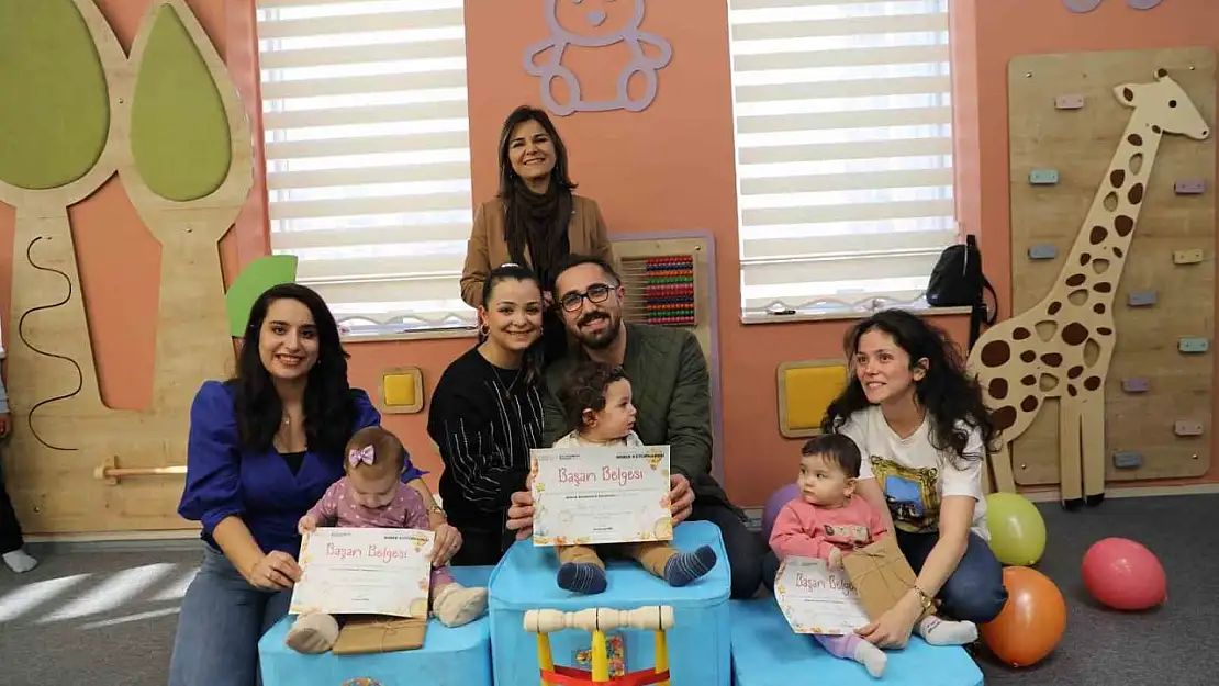 Gaziantep Bebek Kütüphanesi emekleme yarışması renkli görüntülerle yapıldı