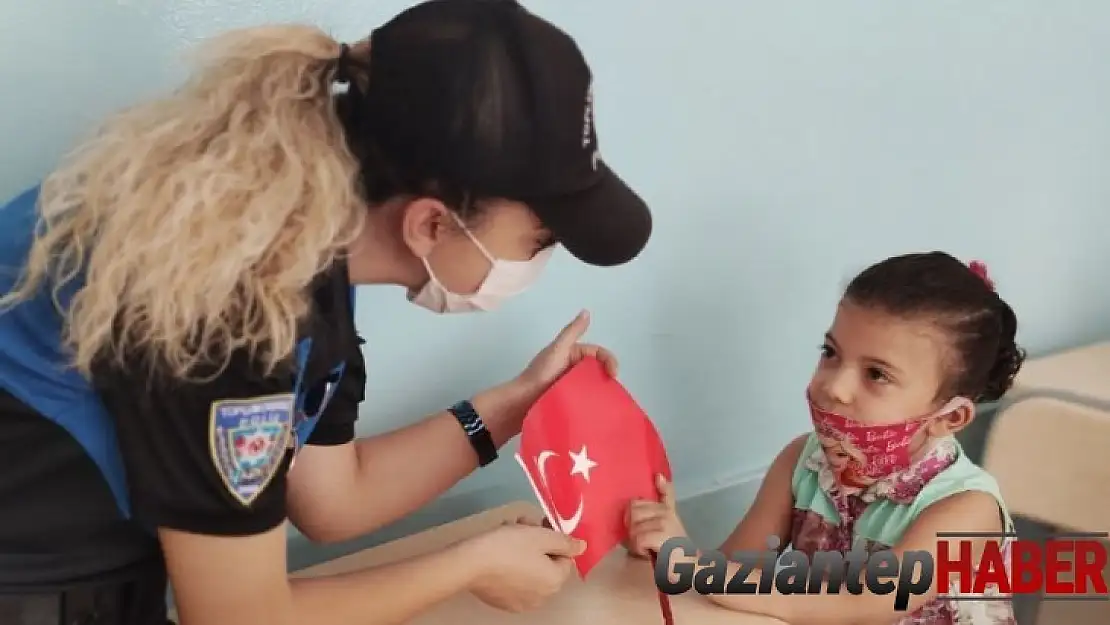 Gaziantep polisi minik öğrencileri yalnız bırakmadı
