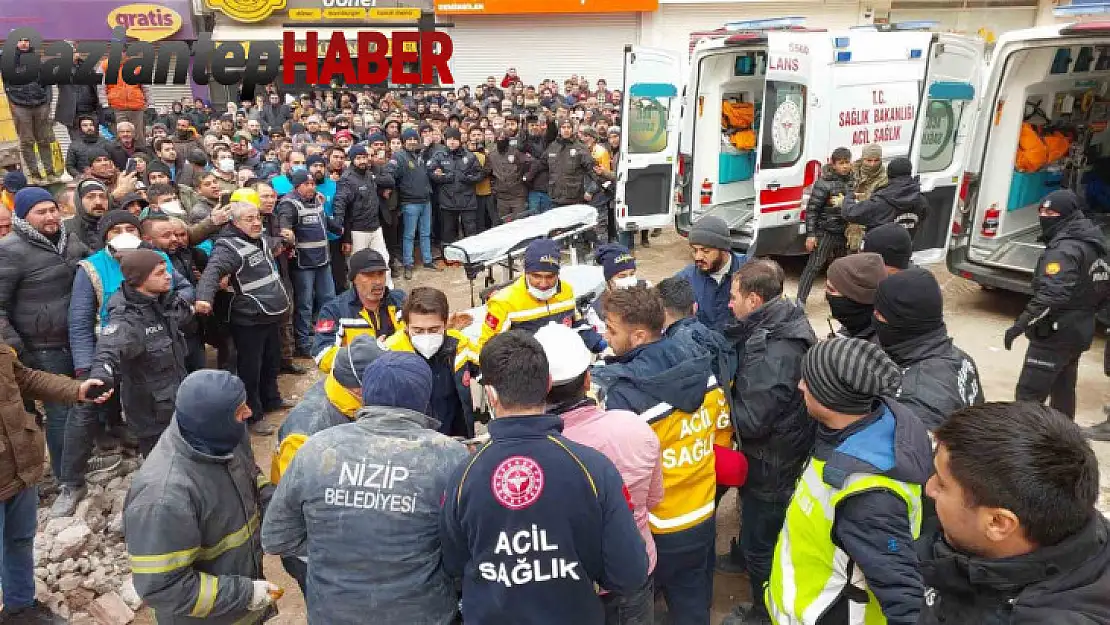 Gaziantep'te 110 araç ile bini aşkın acil sağlık personeli depremzedelerin ilk yardımına koştu