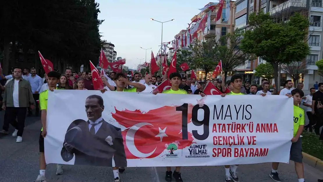 Gaziantep'te 19 Mayıs 'Bayraklı Gençlik Yürüyüşü' ile kutlandı