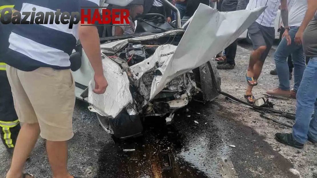 Gaziantep'te 2 araç kafa kafaya çarpıştı: 3 yaralı