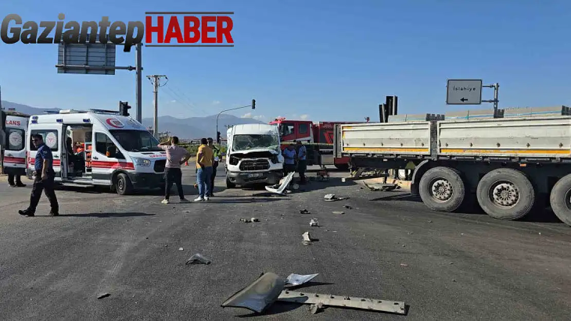 Gaziantep'te 3 aracın karıştığı kazada minibüs şoförü ağır yaralandı