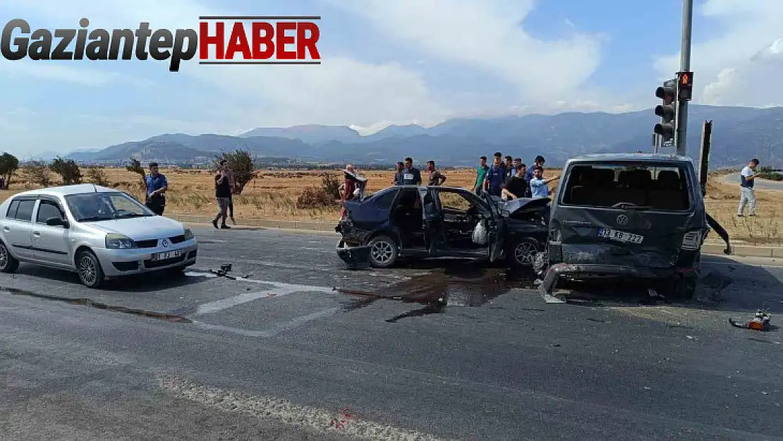 Gaziantep'te 3 aracın karıştığı zincirleme trafik kazası: 2 yaralı