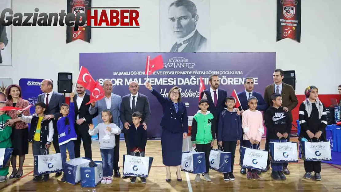 Gaziantep'te 3 bin 500 başarılı öğrenciye spor seti dağıtıldı