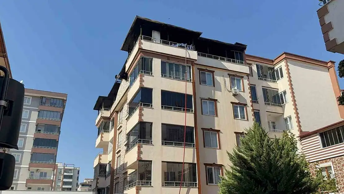 Gaziantep'te 4 katlı binanın terasında yangın