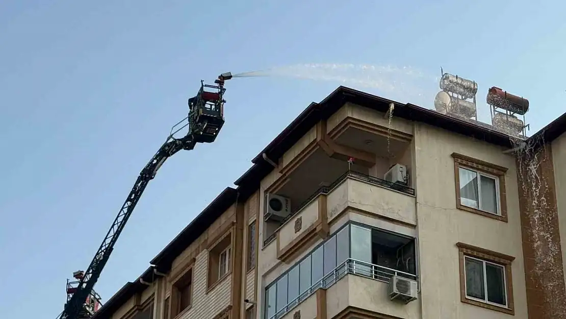 Gaziantep'te 6 katlı binanın çatısında yangın