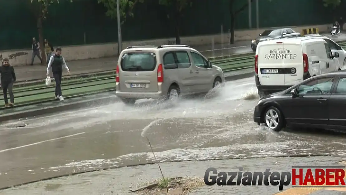 Gaziantep'te aniden bastıran sağanak hayatı olumsuz etkiledi