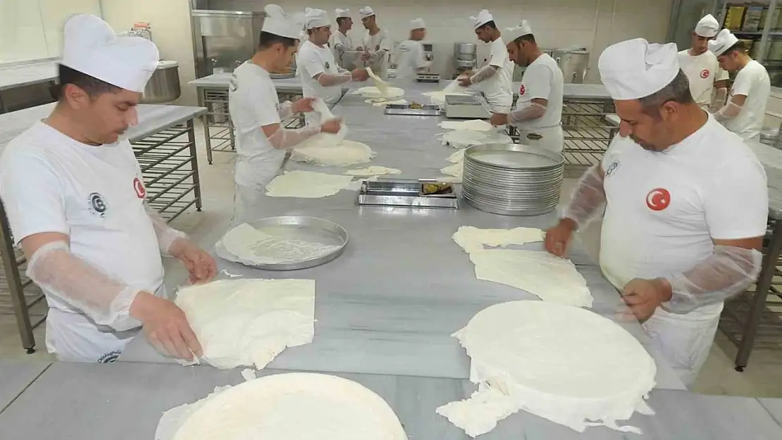 Gaziantep'te baklavacıların yoğun bayram mesaisi başladı